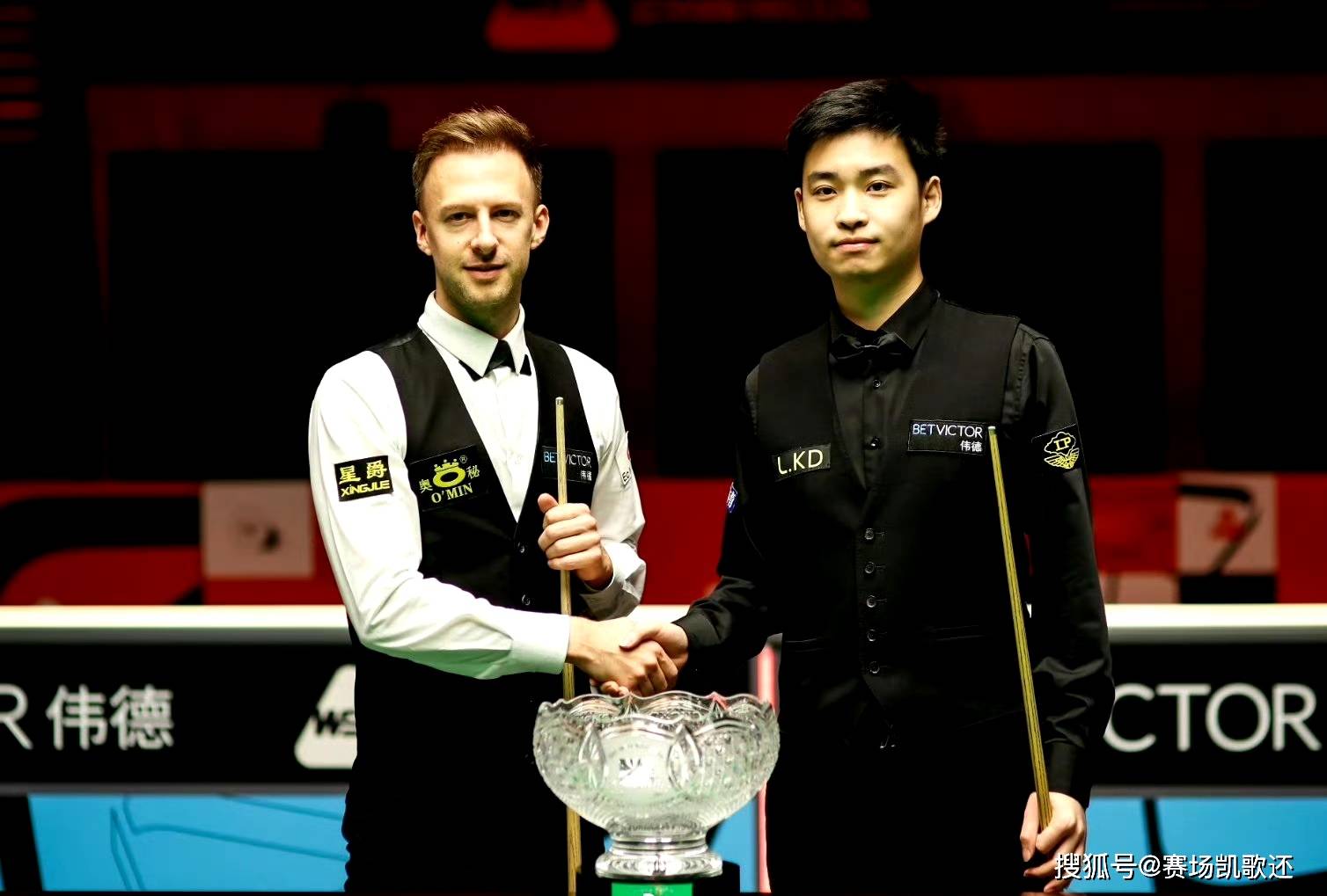 包含一位新晋球员在比赛中表现出色，成为焦点人物的词条