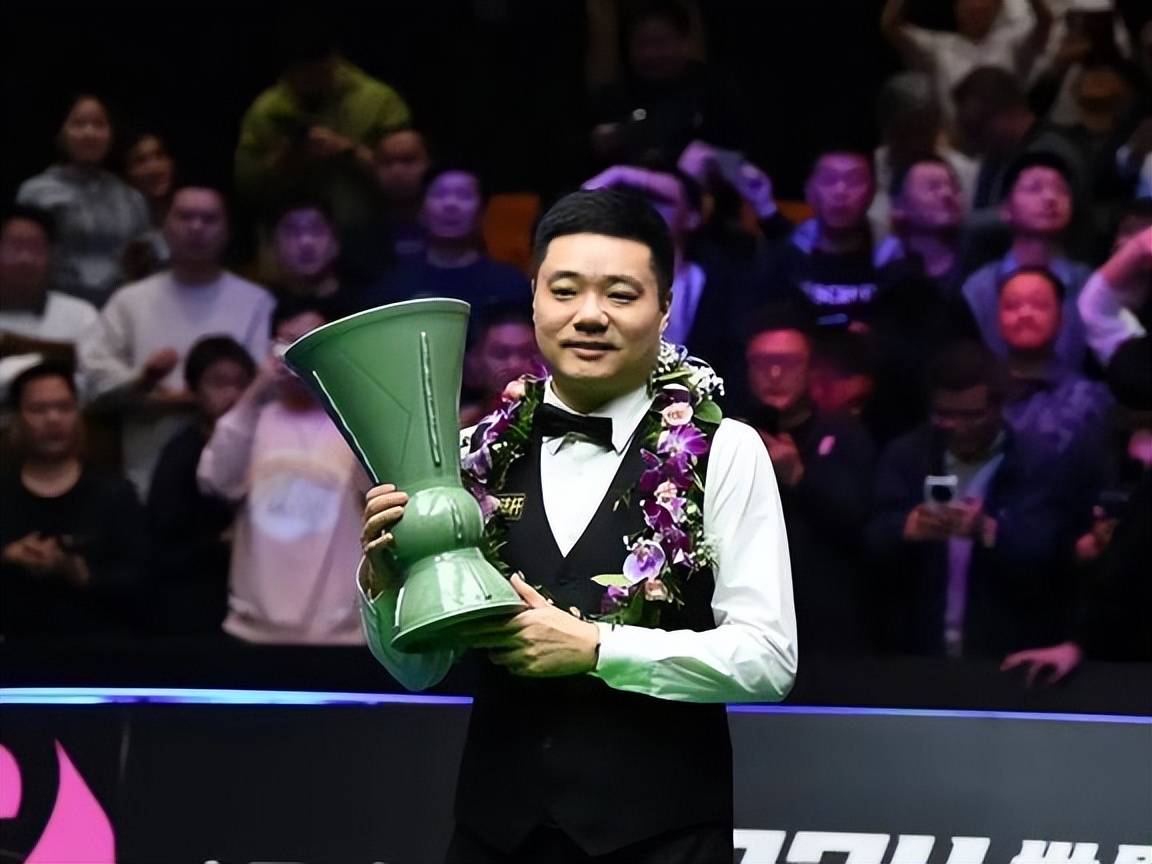 包含一位新晋球员在比赛中表现出色，成为焦点人物的词条