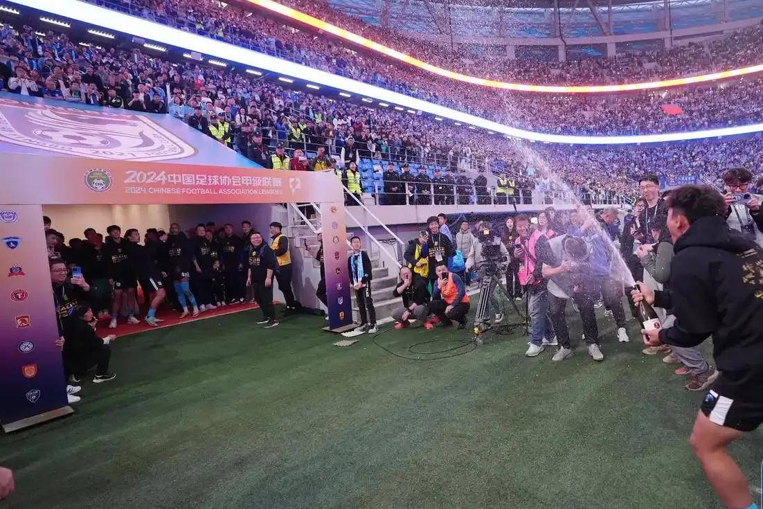 体育世界足球热度不减,球迷热情高涨的简单介绍 体育世界足球热度不减,球迷热情高涨的简单介绍