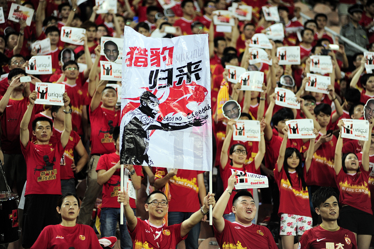 紧张的比赛中，球队靠着团结和拼搏，一路前行的简单介绍