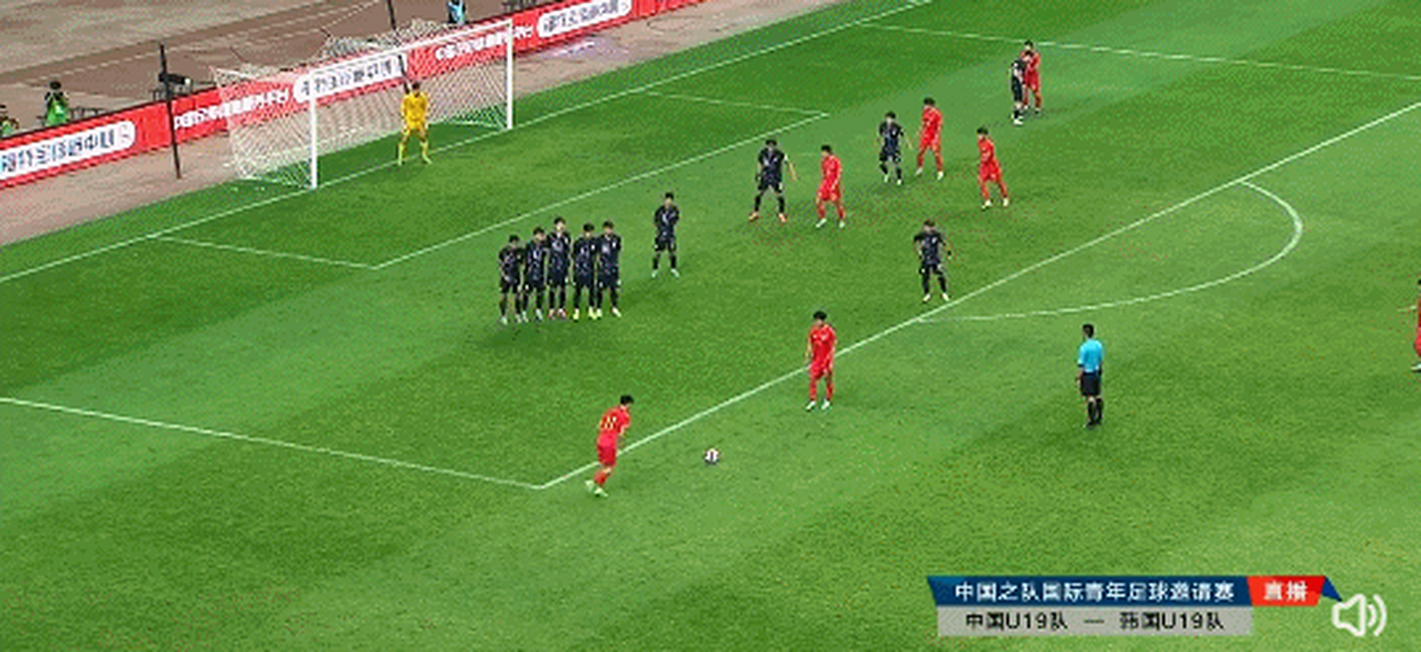 一场足球比赛中，一位不起眼的球员闪耀全场