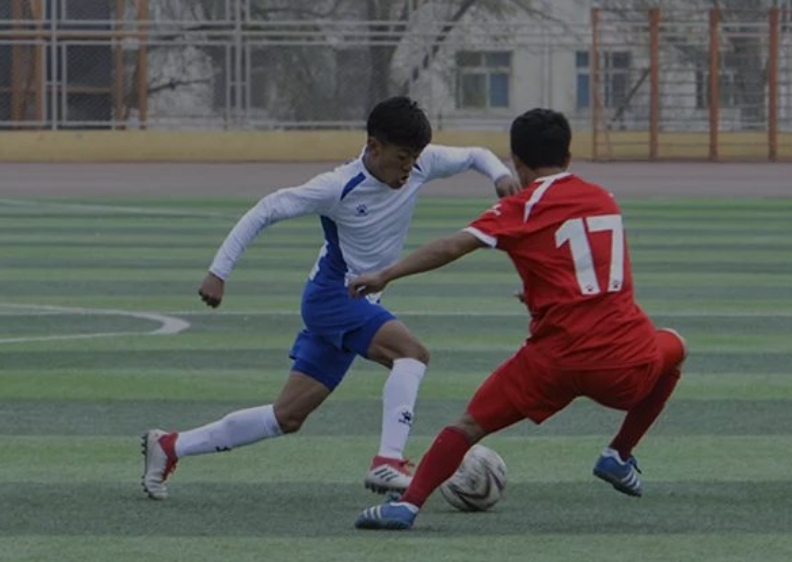 一场足球比赛中，一位不起眼的球员闪耀全场