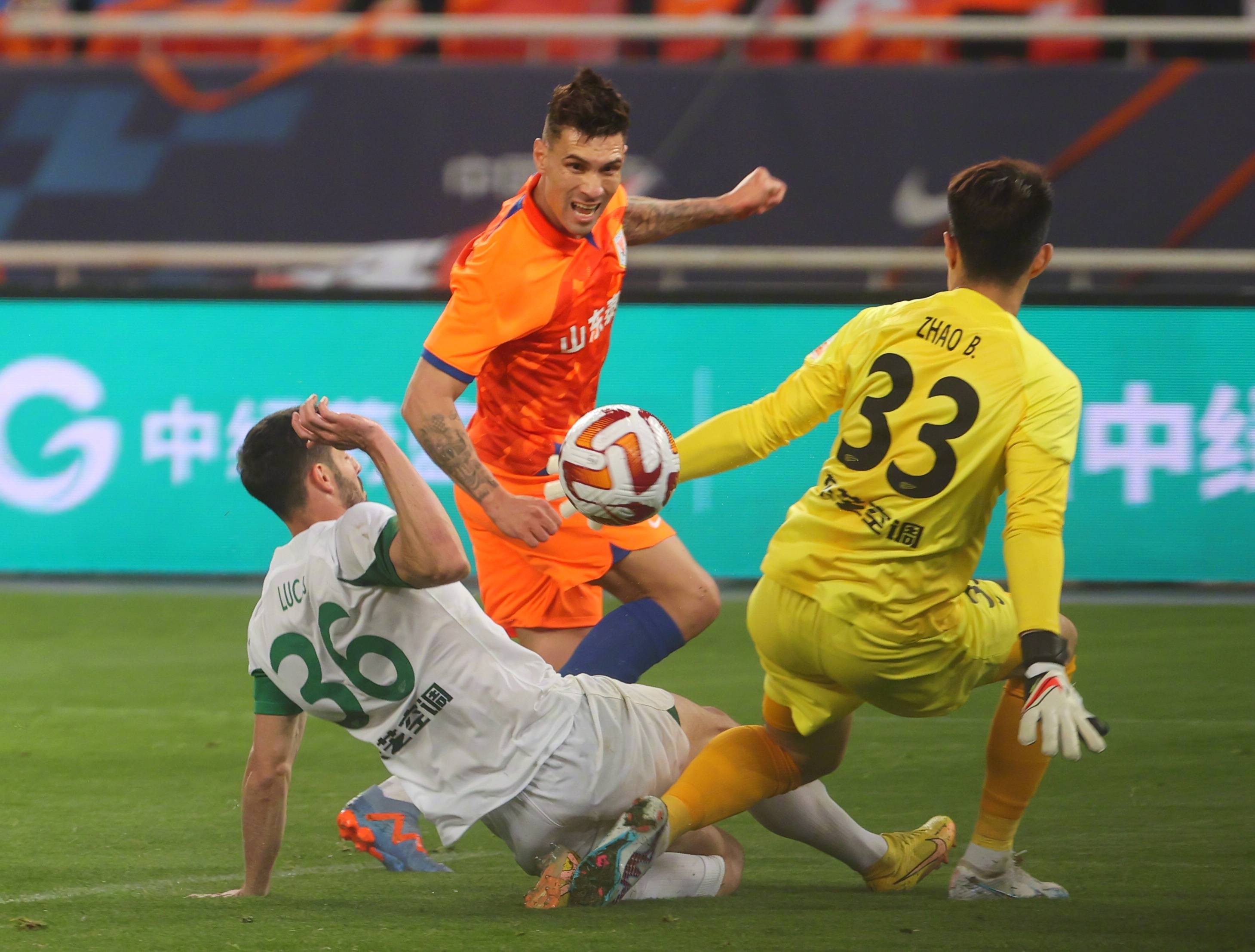 关于莱切斯特城中场马迪逼抢成功,助球队转化进攻的信息 关于莱切斯特城中场马迪逼抢成功,助球队转化进攻的信息