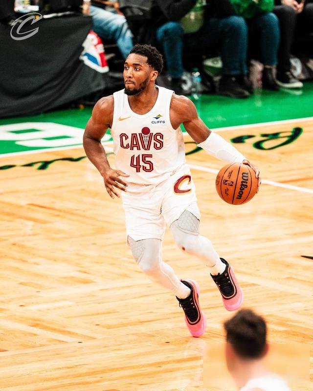 猛龙不敌爵士,米切尔闪耀砍下分 猛龙不敌爵士,米切尔闪耀砍下分