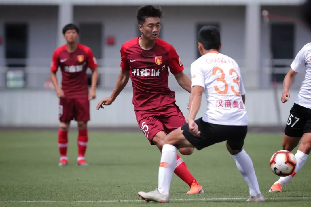 包含武汉卓尔盼望胜利来重振霸气，球队备战紧张的词条