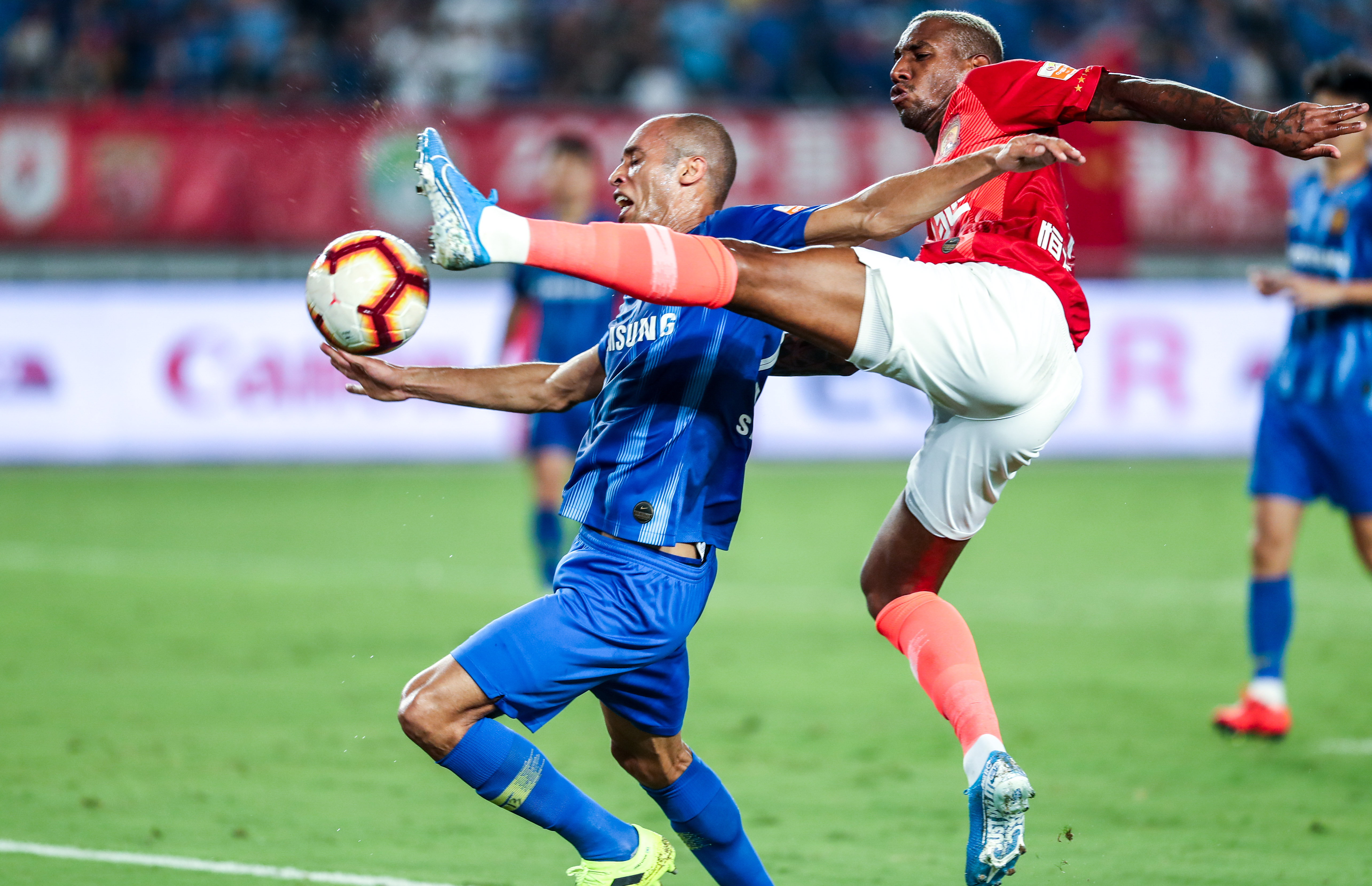 苏宁客场逆袭恒大,继续在中超保持领先 苏宁客场逆袭恒大,继续在中超保持领先