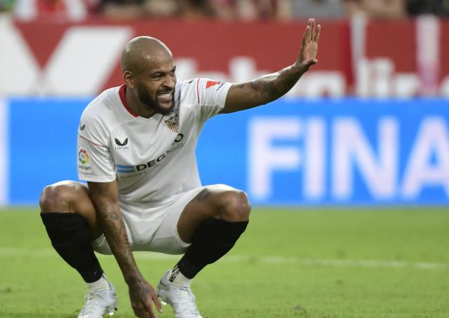 包含阿尔梅里亚后卫断球传射，助球队保持领先的词条