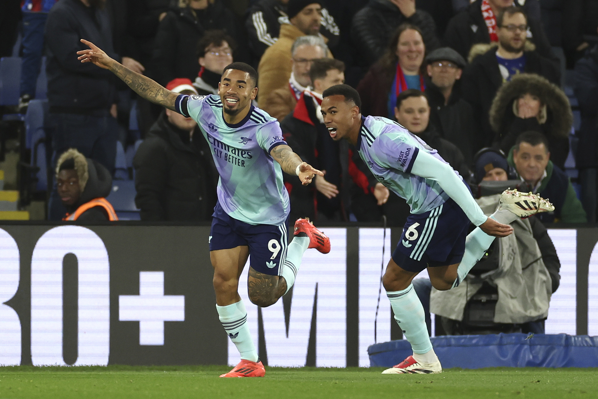 包含世俱杯前瞻：曼联与对手交锋看点的词条