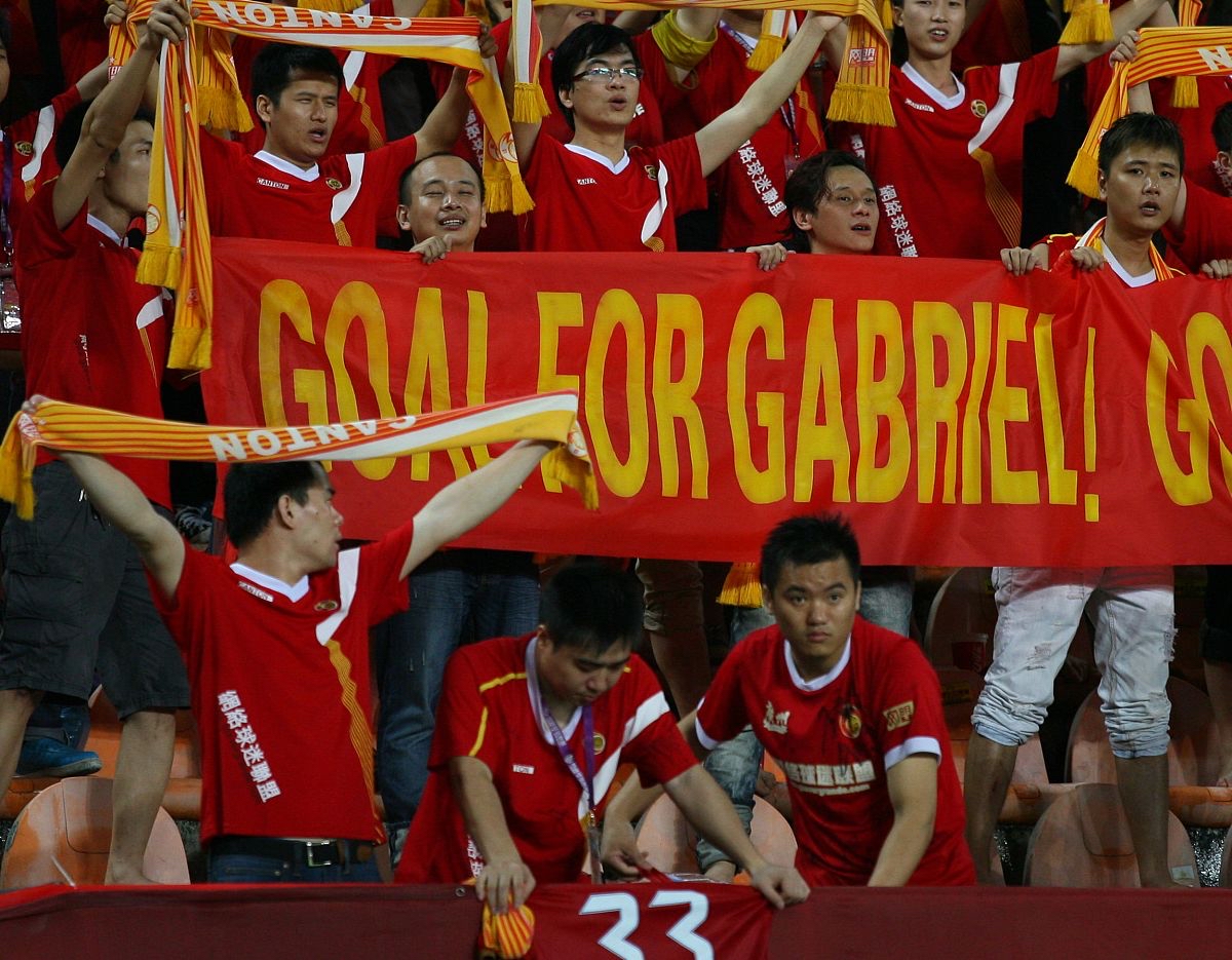 球队在比赛中克服困难,最终夺得胜利 球队在比赛中克服困难,最终夺得胜利