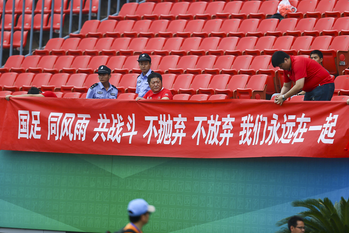 球队在比赛中克服困难,最终夺得胜利 球队在比赛中克服困难,最终夺得胜利