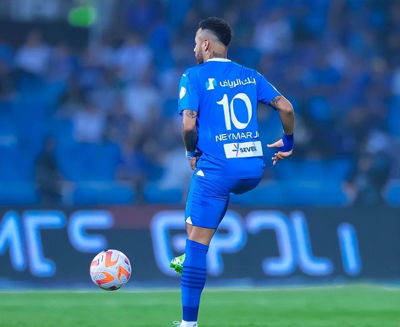 内马尔独中两元，带领球队赢得重要胜利的简单介绍