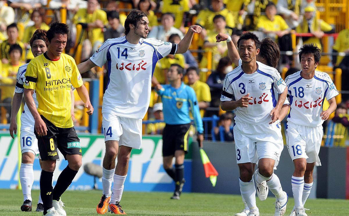 包含日本足球联赛的新晋球星崭露头角的词条