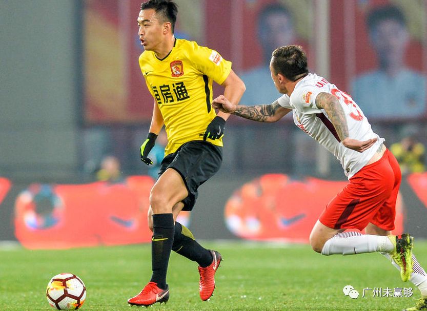 恒大后排球员漏防,导致失球连连 恒大后排球员漏防,导致失球连连