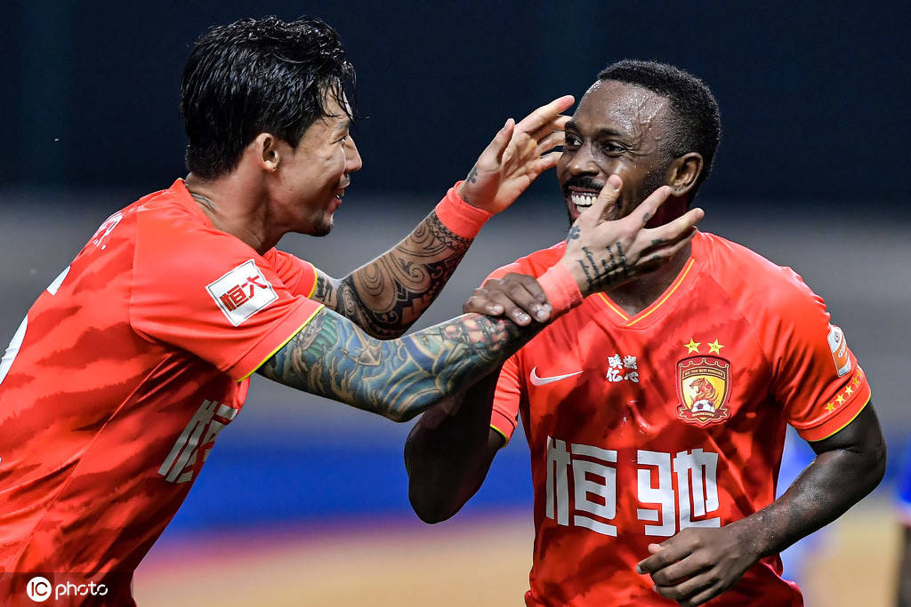 恒大后排球员漏防,导致失球连连 恒大后排球员漏防,导致失球连连