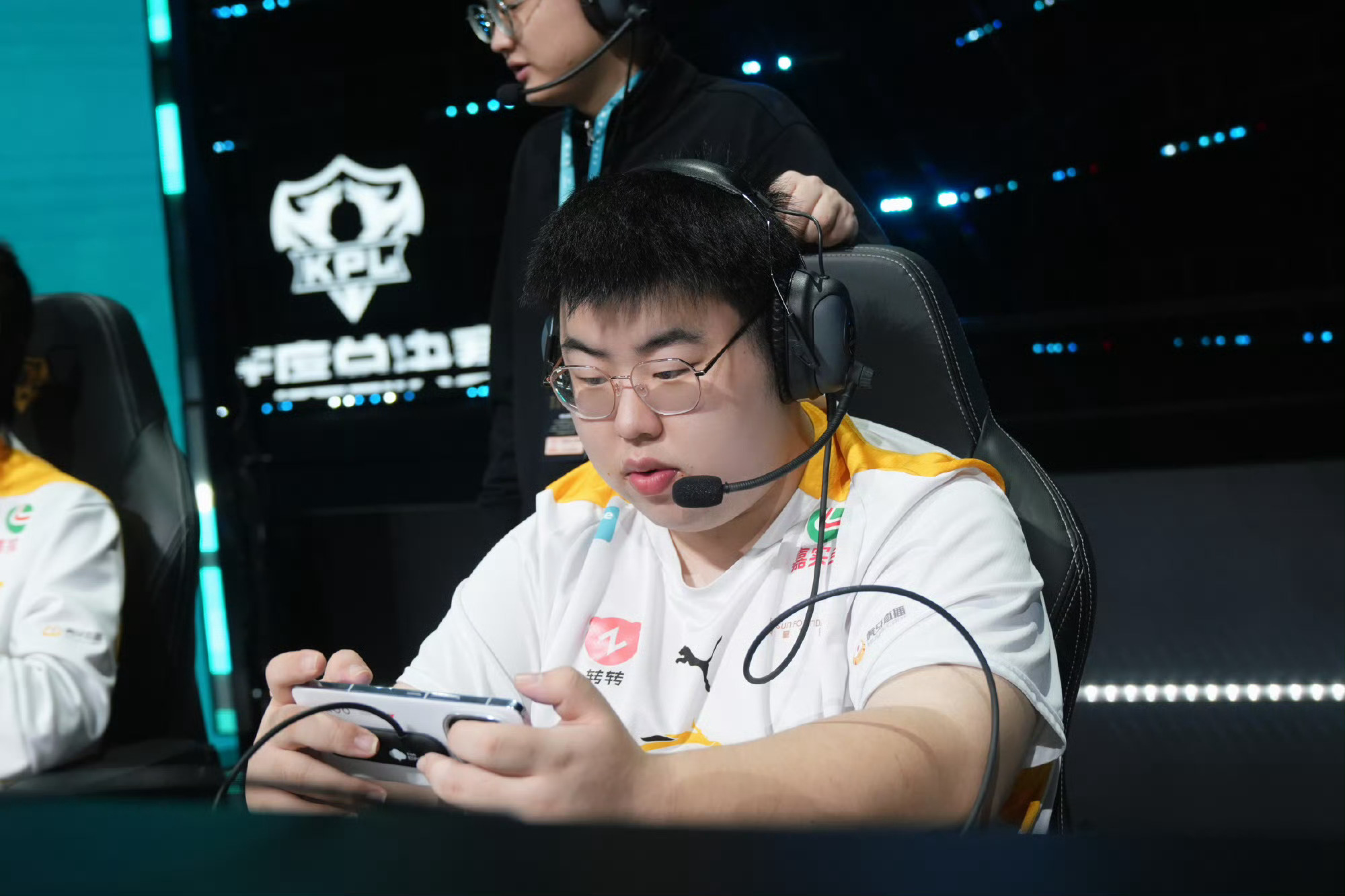 狼队左边锋送出助攻,助球队逆转胜利 狼队左边锋送出助攻,助球队逆转胜利