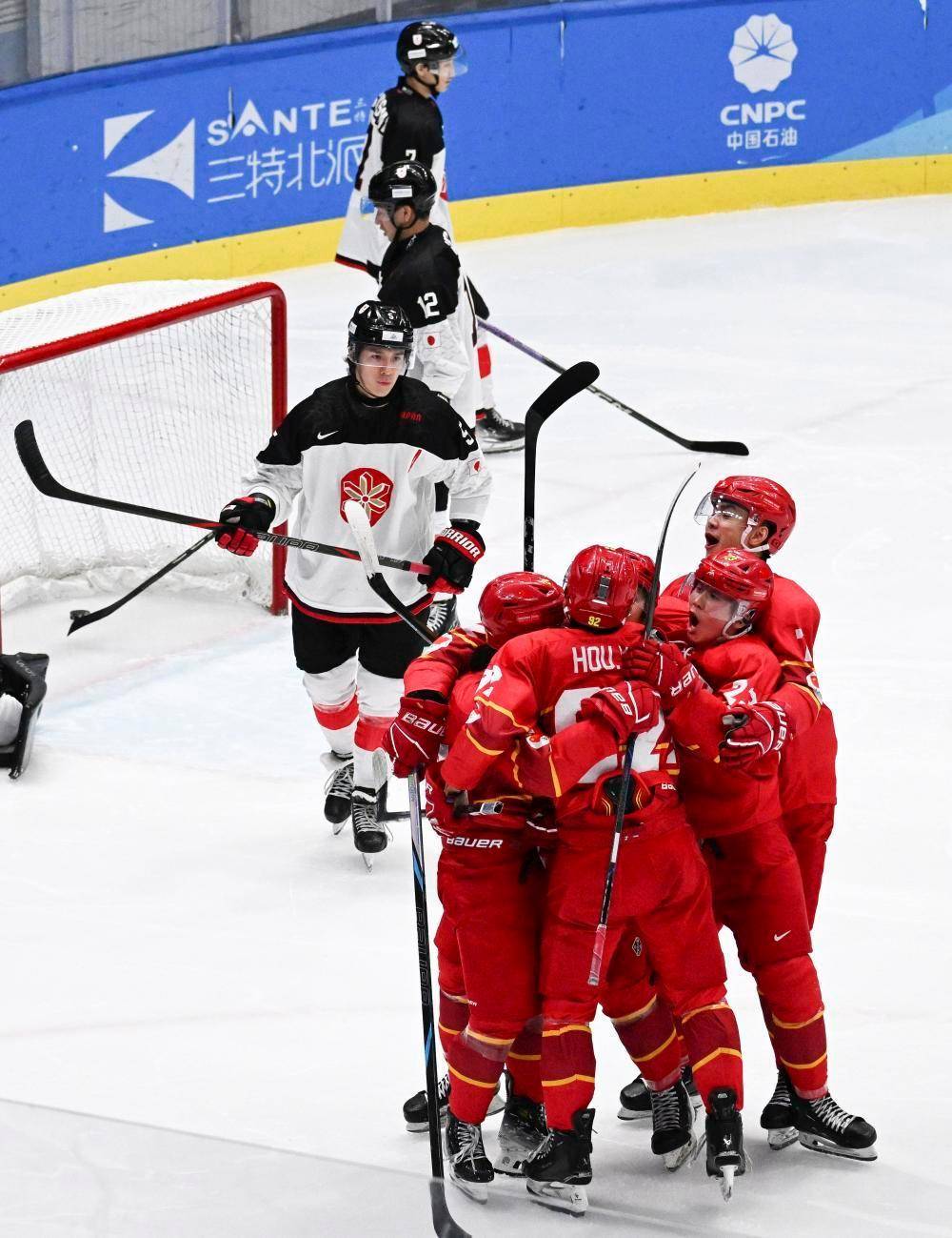 俄罗斯冰球队顽强作战终夺银牌的简单介绍 俄罗斯冰球队顽强作战终夺银牌的简单介绍