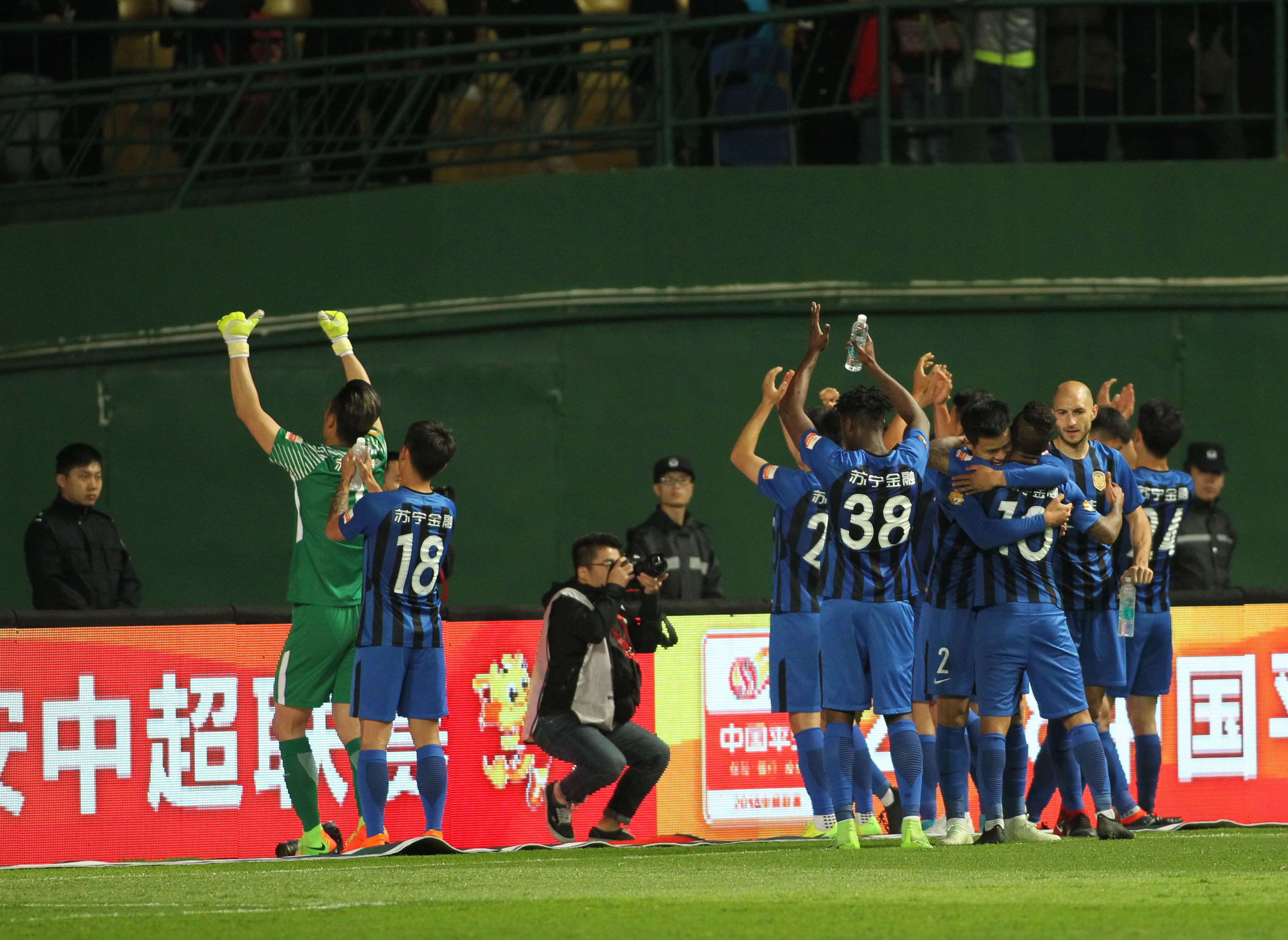 包含恒大主场大胜富力，继续追赶国安的词条