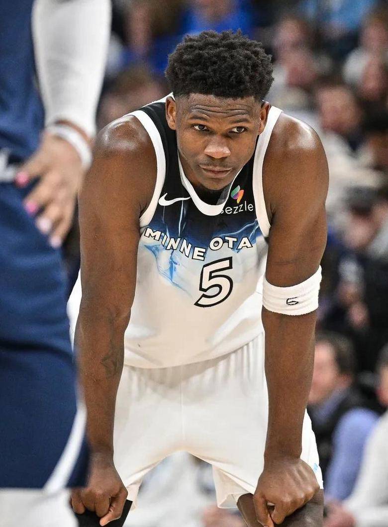 包含开拓者客场击败森林狼，终结两连败势头的词条