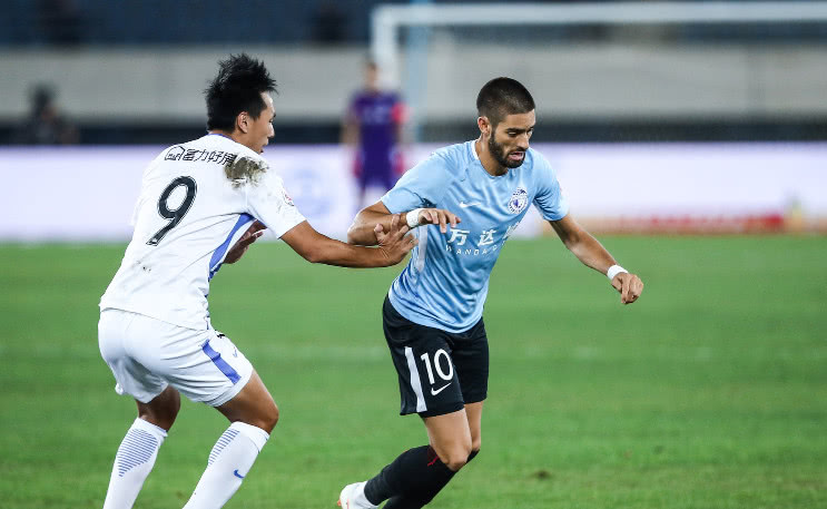 球员合同纠纷未解球队前途难料