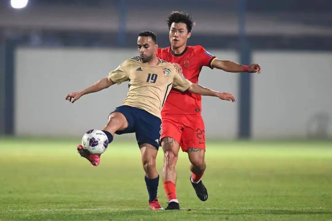 国足团队协作，取得比赛胜利绝对优势