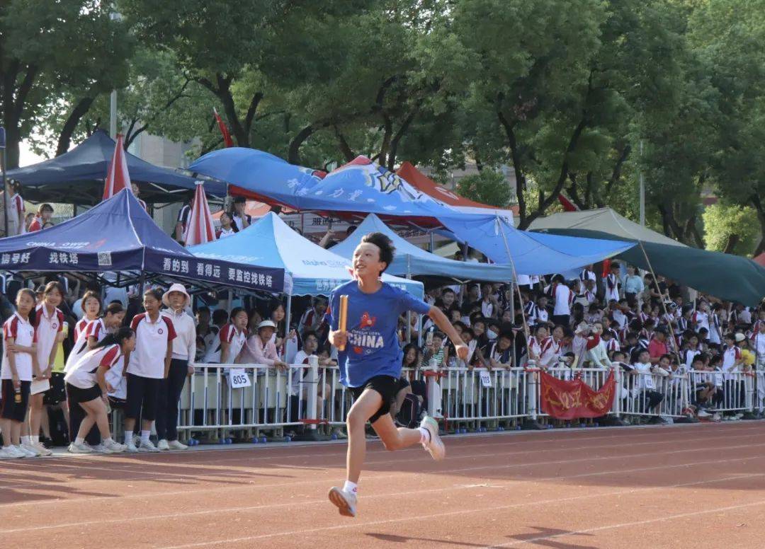 精彩时刻不容错过，运动员们全力以赴拼搏