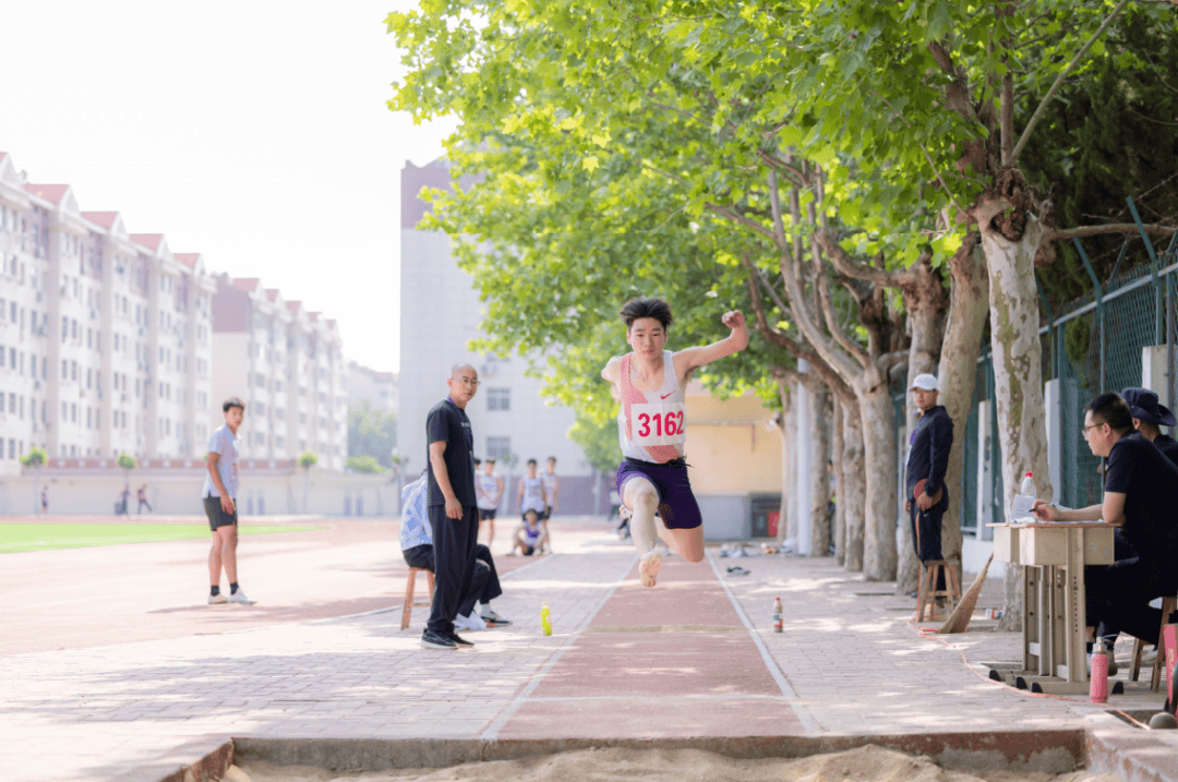 精彩时刻不容错过，运动员们全力以赴拼搏