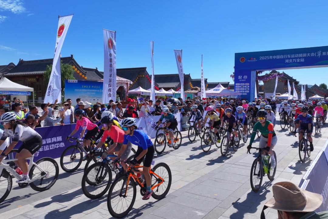 自行车赛道高潮不断,选手尽展风采 自行车赛道高潮不断,选手尽展风采
