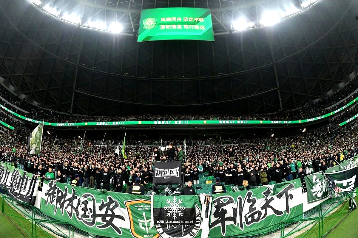 球迷热情有加，场边加油声此起彼伏