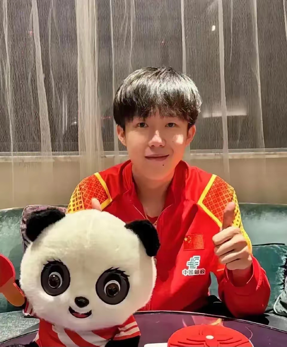 比赛波澜壮阔，球员们奋力奔跑，为荣誉而战