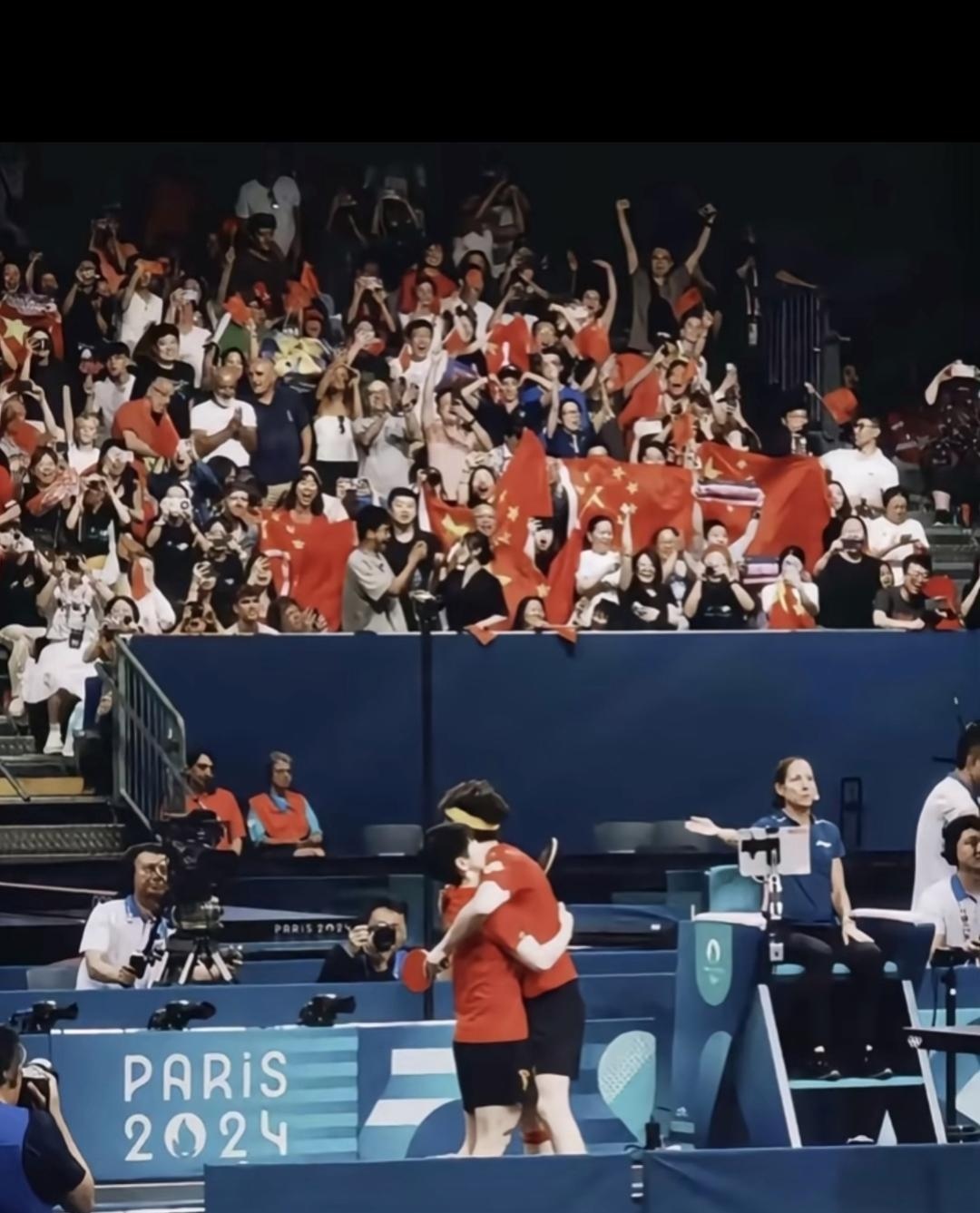 比赛波澜壮阔，球员们奋力奔跑，为荣誉而战