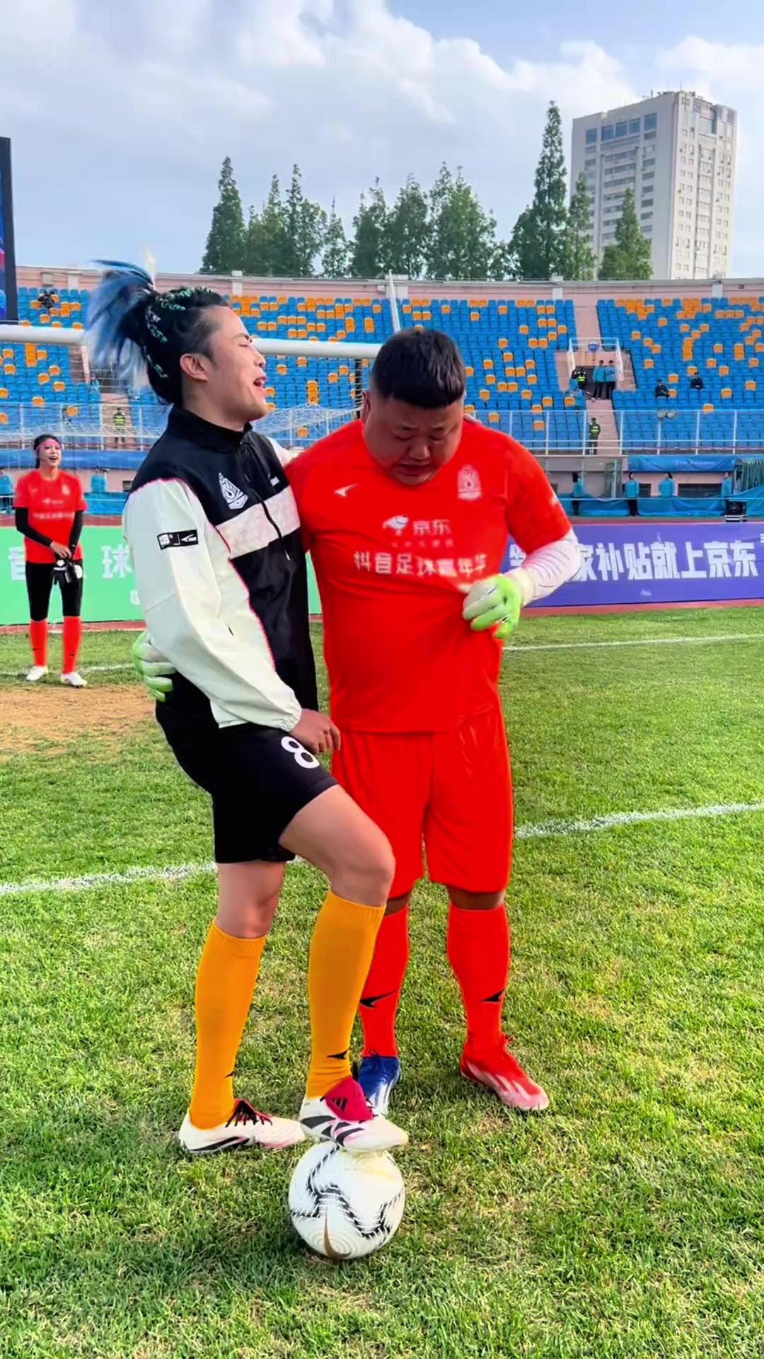 足球嘉年华:女球员们展现激烈竞争力 足球嘉年华:女球员们展现激烈竞争力