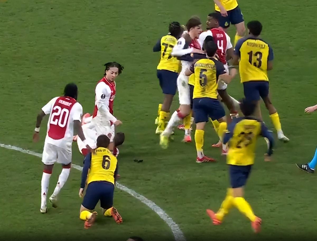 阿贾克斯球员技术纯熟,备战下一战 阿贾克斯球员技术纯熟,备战下一战