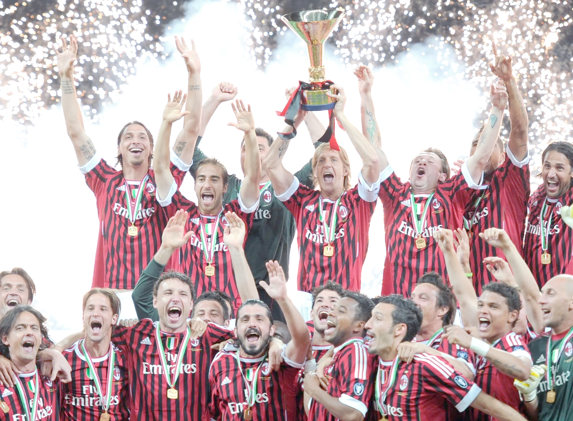 AC米兰主场球迷秀支持，现场壮观一幕