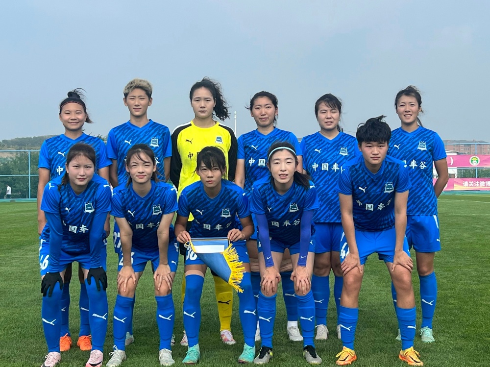 中国女足队员技术娴熟，轻松赢得比赛