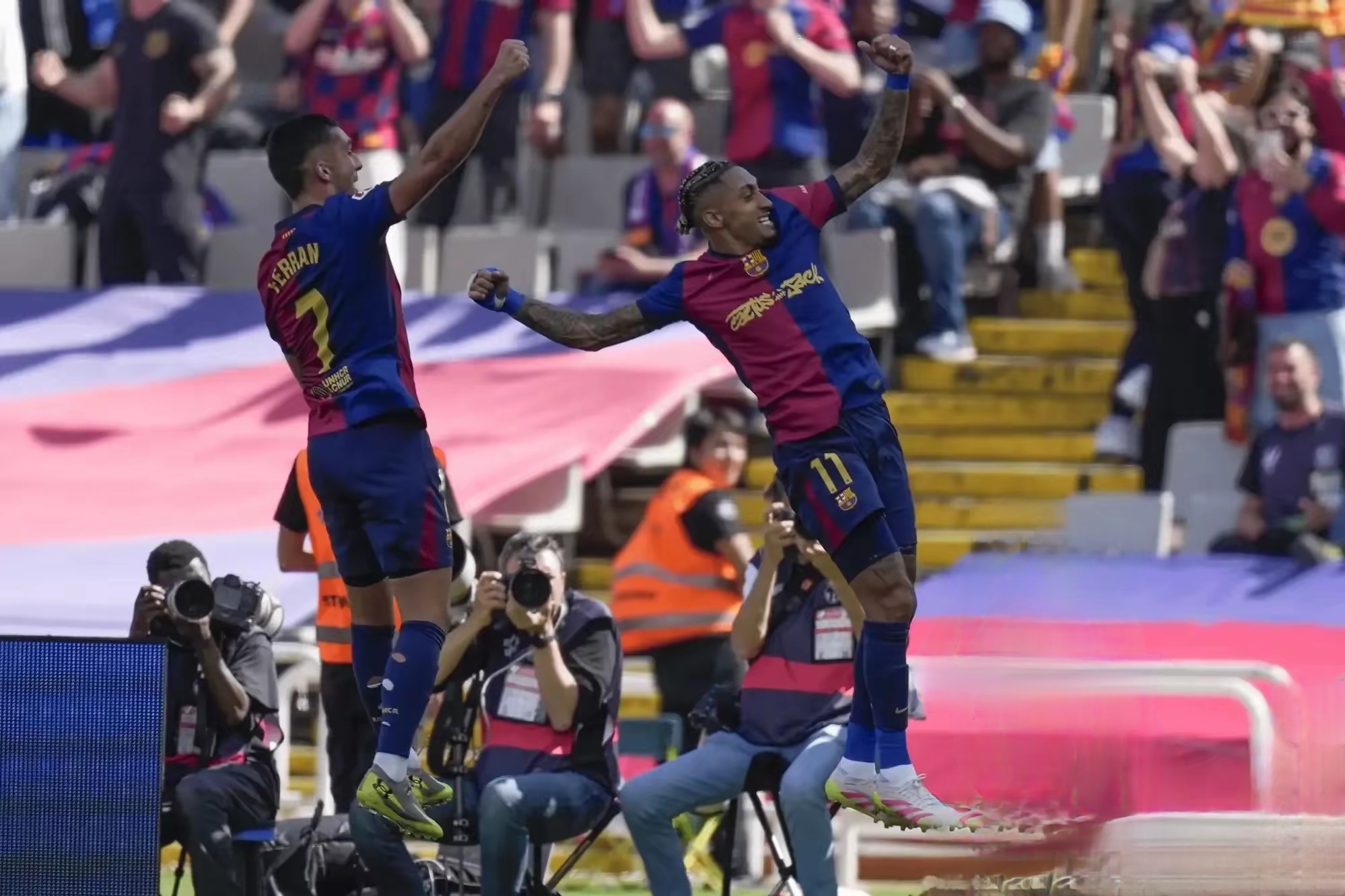 巴萨后卫强势防守，成功守住球门