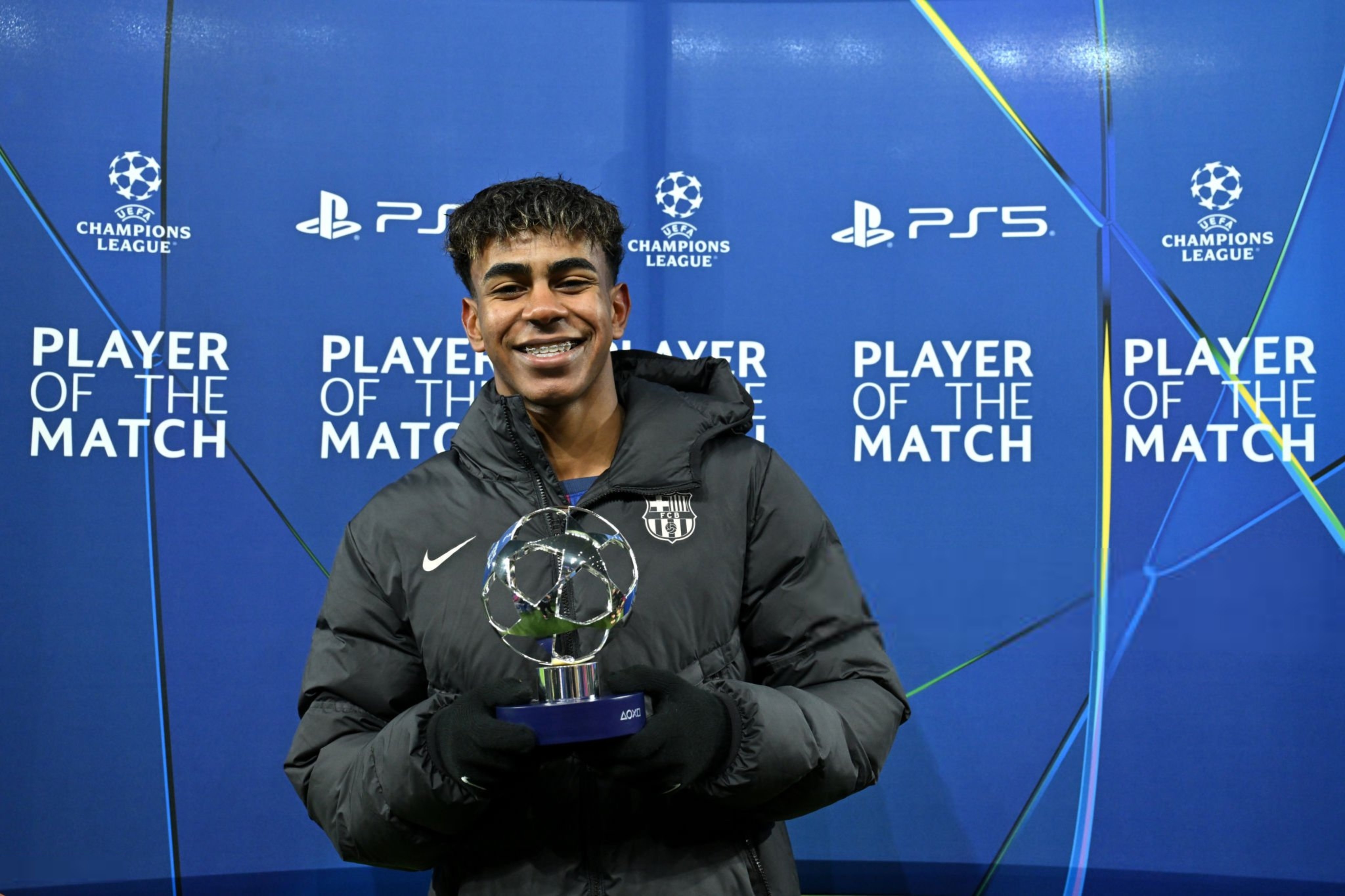 巴萨后卫强势防守，成功守住球门